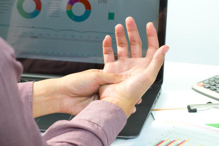 woman at computer with hand and wrist pain